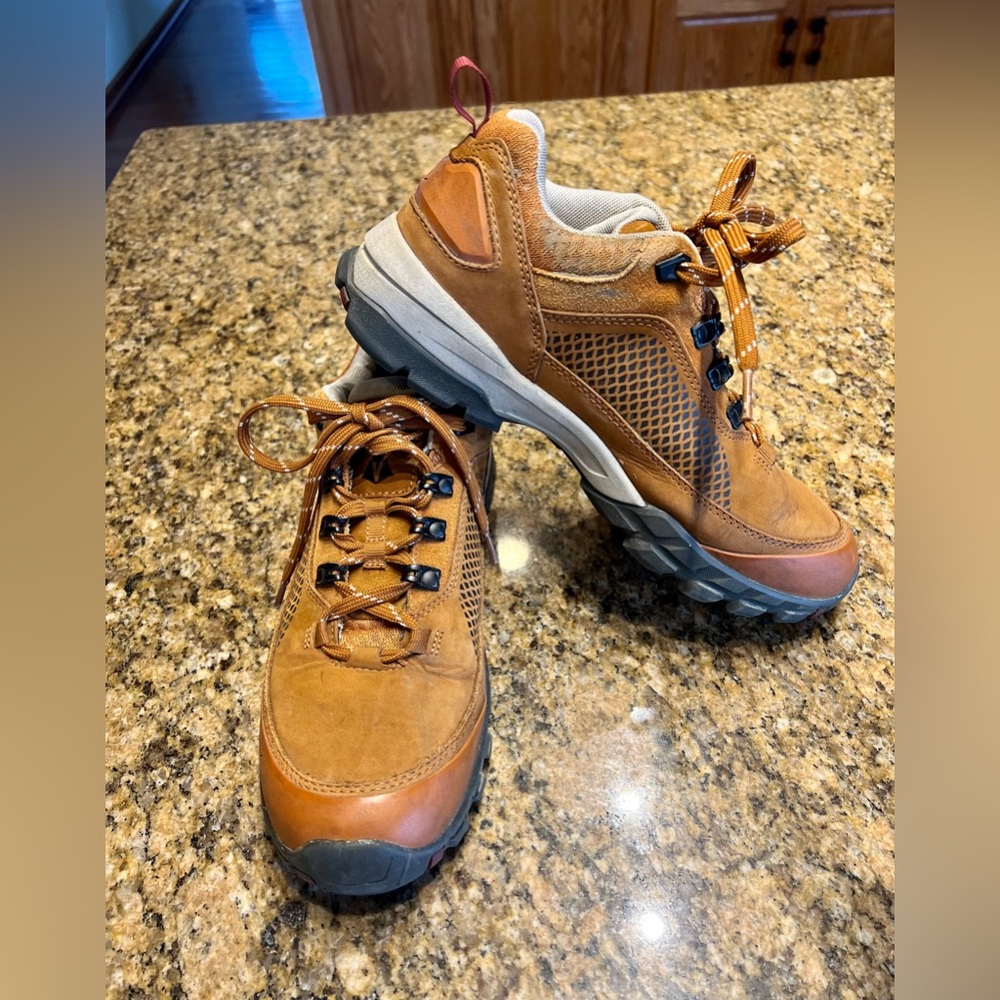 VASQUE WOMENS SIZE 10